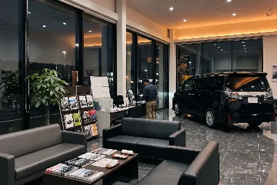 自動車販売店のショールーム・店内の様子