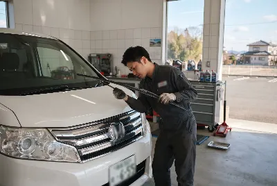整備工場で自動車を点検・整備している様子