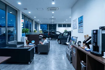 自動車販売店のショールーム・店内の様子