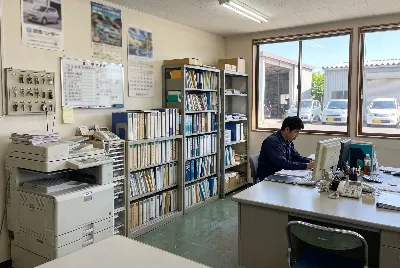 自動車整備工場・販売店の事務所で事務作業をしている様子