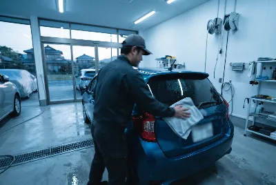 自動車のコーティング・洗車をしている様子
