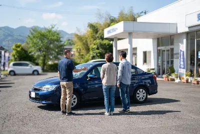 中古車の販売・買取をしている様子