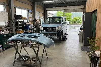 自動車の板金・塗装作業をしている様子