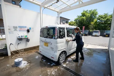 自動車のコーティング・洗車をしている様子