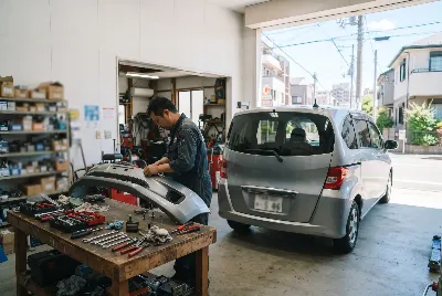 自動車の板金・塗装作業をしている様子