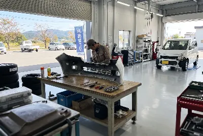 自動車の板金・塗装作業をしている様子
