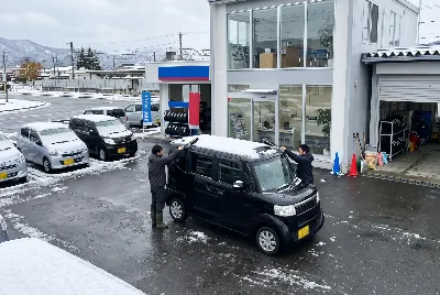 レンタカーの受付・貸出をしている様子