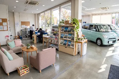 自動車販売店のショールーム・店内の様子