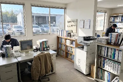 自動車整備工場・販売店の事務所で事務作業をしている様子