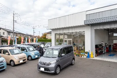 中古車の販売・買取をしている様子