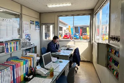 自動車整備工場・販売店の事務所で事務作業をしている様子