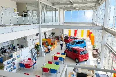 自動車販売店のショールーム・店内の様子