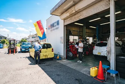 整備工場で自動車を点検・整備している様子