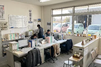 自動車整備工場・販売店の事務所で事務作業をしている様子