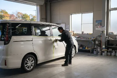 自動車の板金・塗装作業をしている様子