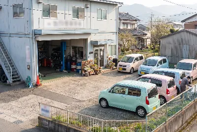 整備工場で自動車を点検・整備している様子