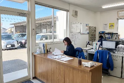 自動車整備工場・販売店の事務所で事務作業をしている様子