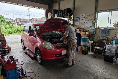 整備工場で自動車を点検・整備している様子