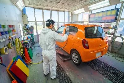 自動車の板金・塗装作業をしている様子