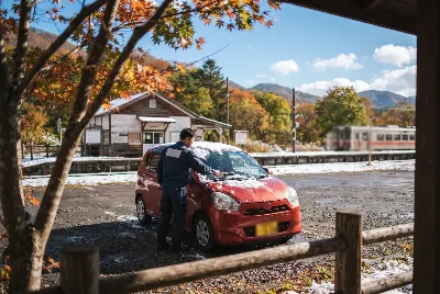 レンタカーの受付・貸出をしている様子