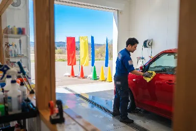 自動車のコーティング・洗車をしている様子
