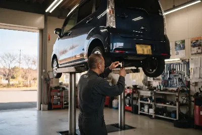 整備工場で自動車を点検・整備している様子
