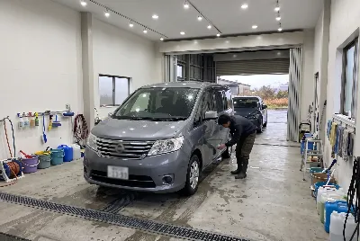 自動車のコーティング・洗車をしている様子