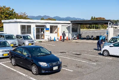 レンタカーの受付・貸出をしている様子