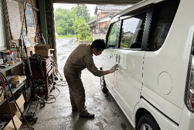 自動車の板金・塗装作業をしている様子