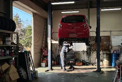 整備工場で自動車を点検・整備している様子