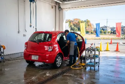 自動車のコーティング・洗車をしている様子