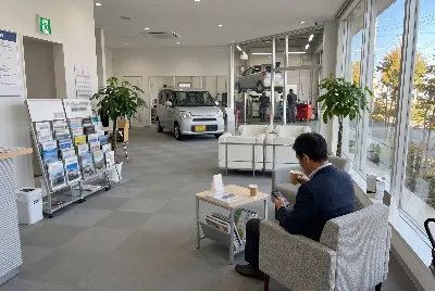 自動車販売店のショールーム・店内の様子