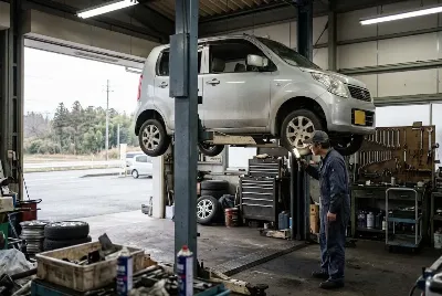 整備工場で自動車を点検・整備している様子