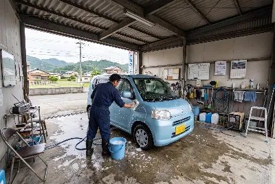 自動車のコーティング・洗車をしている様子