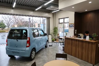 中古車の販売・買取をしている様子