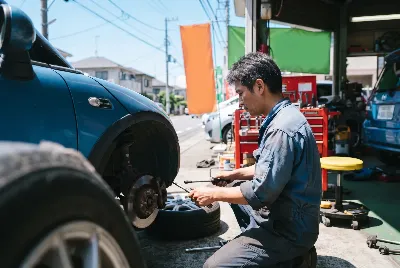 整備工場で自動車を点検・整備している様子