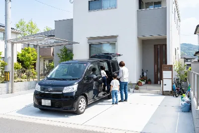 カーリースの契約・引き渡しをしている様子