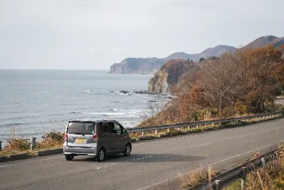 レンタカーの受付・貸出をしている様子