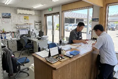 自動車整備工場・販売店の事務所で事務作業をしている様子