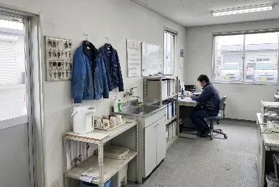 自動車整備工場・販売店の事務所で事務作業をしている様子