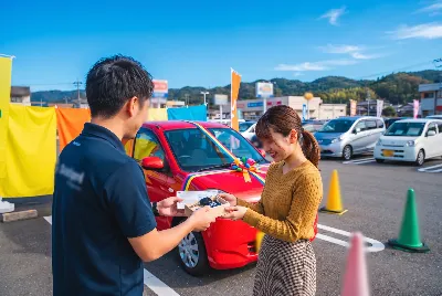 カーリースの契約・引き渡しをしている様子