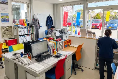 自動車整備工場・販売店の事務所で事務作業をしている様子