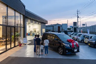 中古車の販売・買取をしている様子