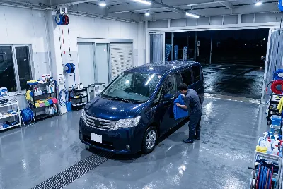 自動車のコーティング・洗車をしている様子