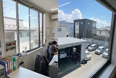 自動車整備工場・販売店の事務所で事務作業をしている様子