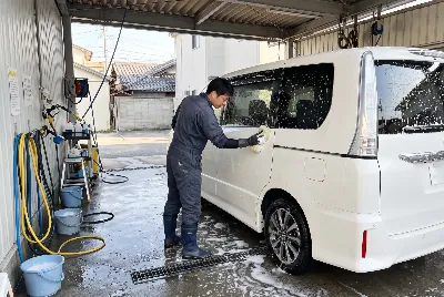 自動車のコーティング・洗車をしている様子