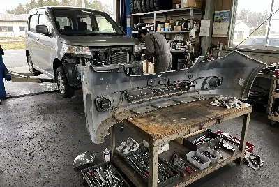 自動車の板金・塗装作業をしている様子