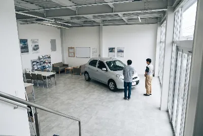 自動車販売店のショールーム・店内の様子