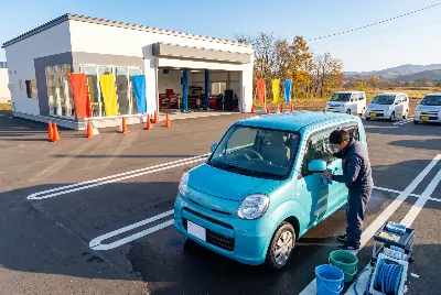 中古車の販売・買取をしている様子