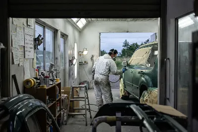 自動車の板金・塗装作業をしている様子